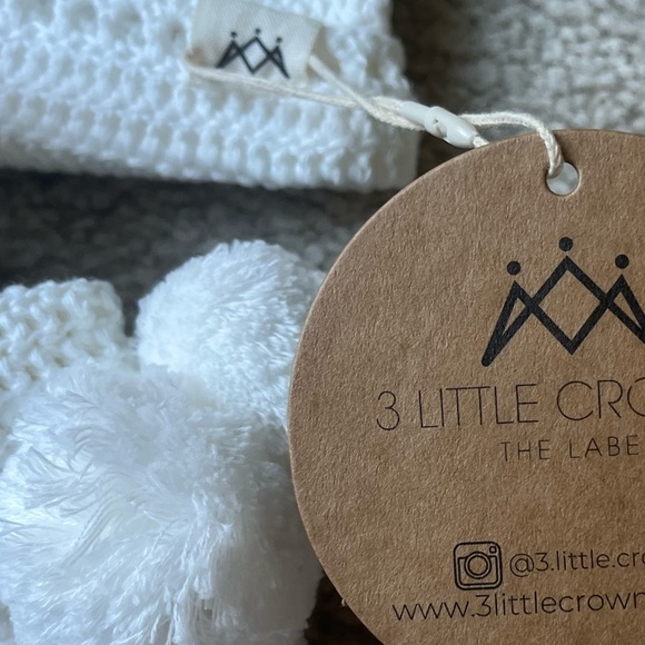 3 LITTLE CROWNS MY FIRST BEANIE + BOOTIES SET - IVORY - Picture 2 of 3